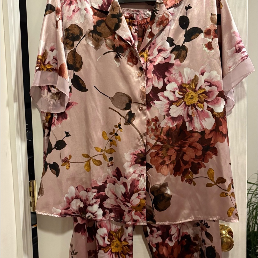 Lilac and London Women's Floral Satin Pajamas Set Size 2X Sheer Trim Cropped